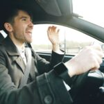 Ładowanie auta elektrycznego z gniazdka: 3 proste triki, by nie wywołać pożaru w garażu
